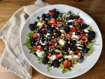 berry burrata salad